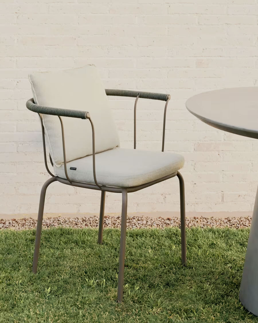 Silla apilable Salguer de cuerda y acero con acabado pintado marrón Silla apilable Salguer de cuerda y acero con acabado pintado marrón