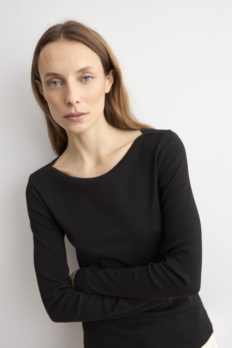 Remera escote bote negro