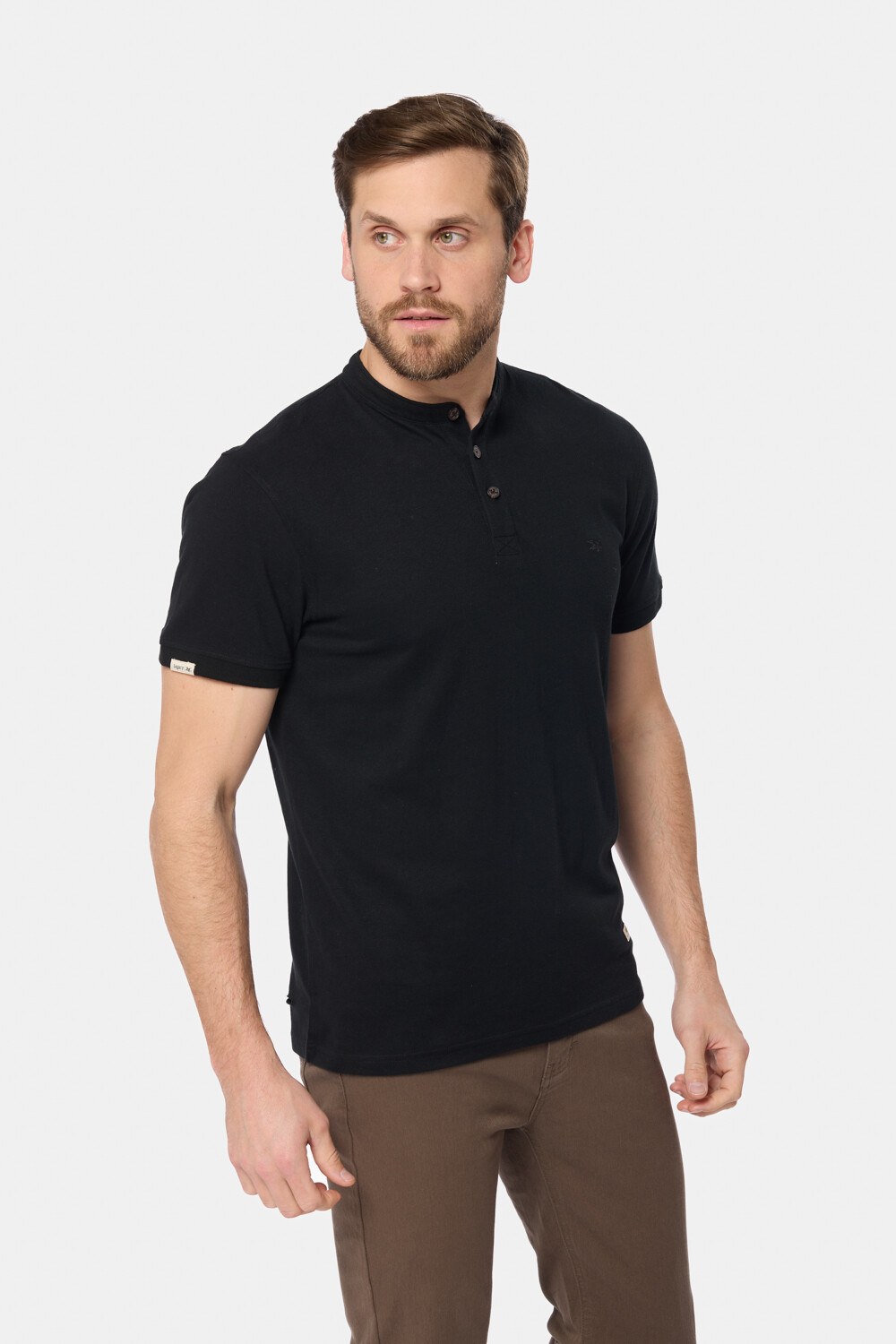 REMERA LISA CUELLO MAO Negro