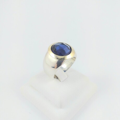 Anillo de plata 925 con detalles en double de oro 18Ktes, con circonia azul central 15mm, diámetro interno 18.5mm #17 Anillo de plata 925 con detalles en double de oro 18Ktes, con circonia azul central 15mm, diámetro interno 18.5mm #17