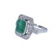 Anillo Oro 18 k blanco con esmeralda central y brillantes. Anillo Oro 18 k blanco con esmeralda central y brillantes.