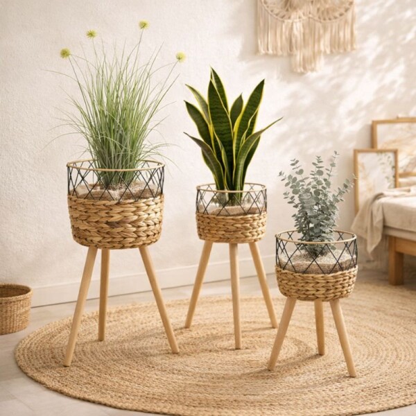 SET DE 3 PORTA MACETAS EN RATAN CON DETALLES EN HIERRO SET DE 3 PORTA MACETAS EN RATAN CON DETALLES EN HIERRO