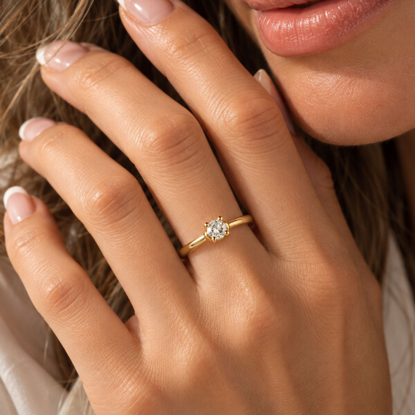 Anillo Solitario Elise de Oro Amarillo 18k. con Brillante Anillo Solitario Elise de Oro Amarillo 18k. con Brillante