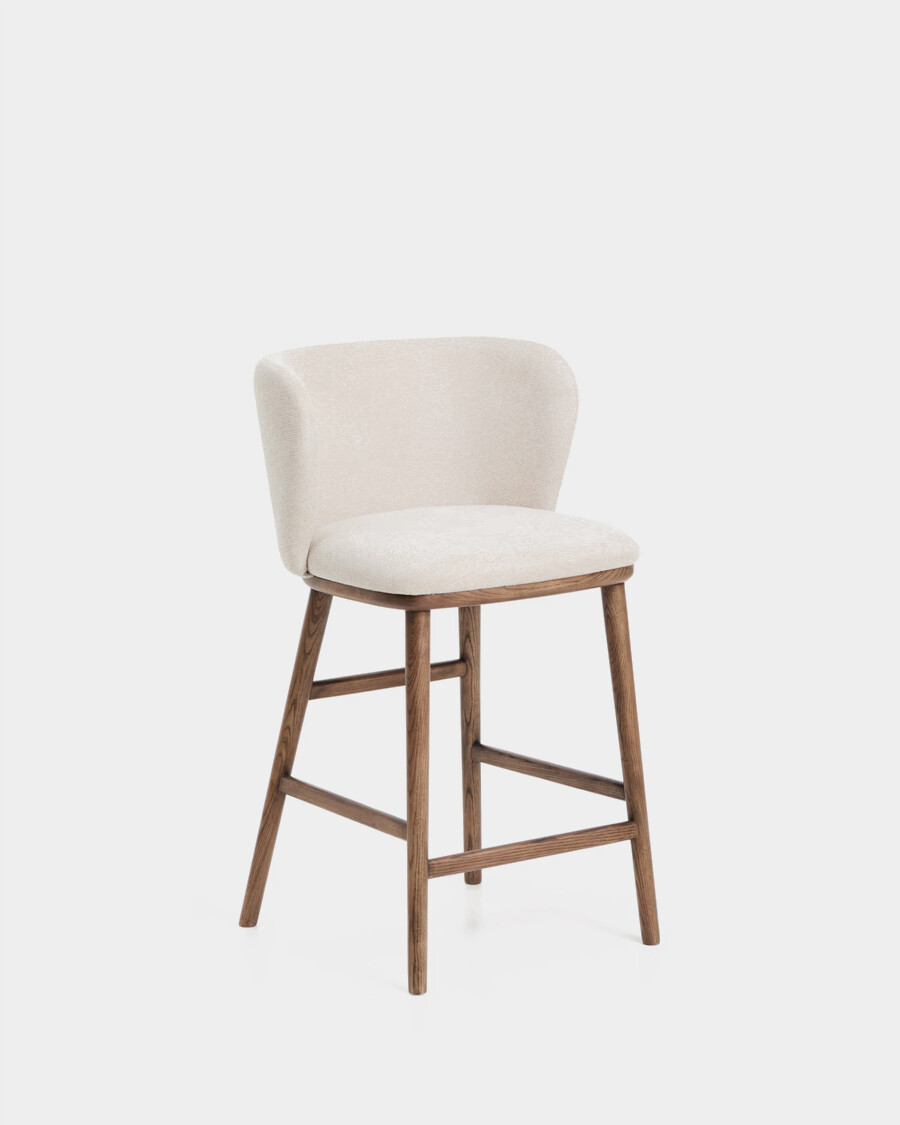 Taburete Ciselia chenilla beige y patas de madera maciza fresno acabado tono nogal FSC Mix Credit 65cm Taburete Ciselia chenilla beige y patas de madera maciza fresno acabado tono nogal FSC Mix Credit 65cm