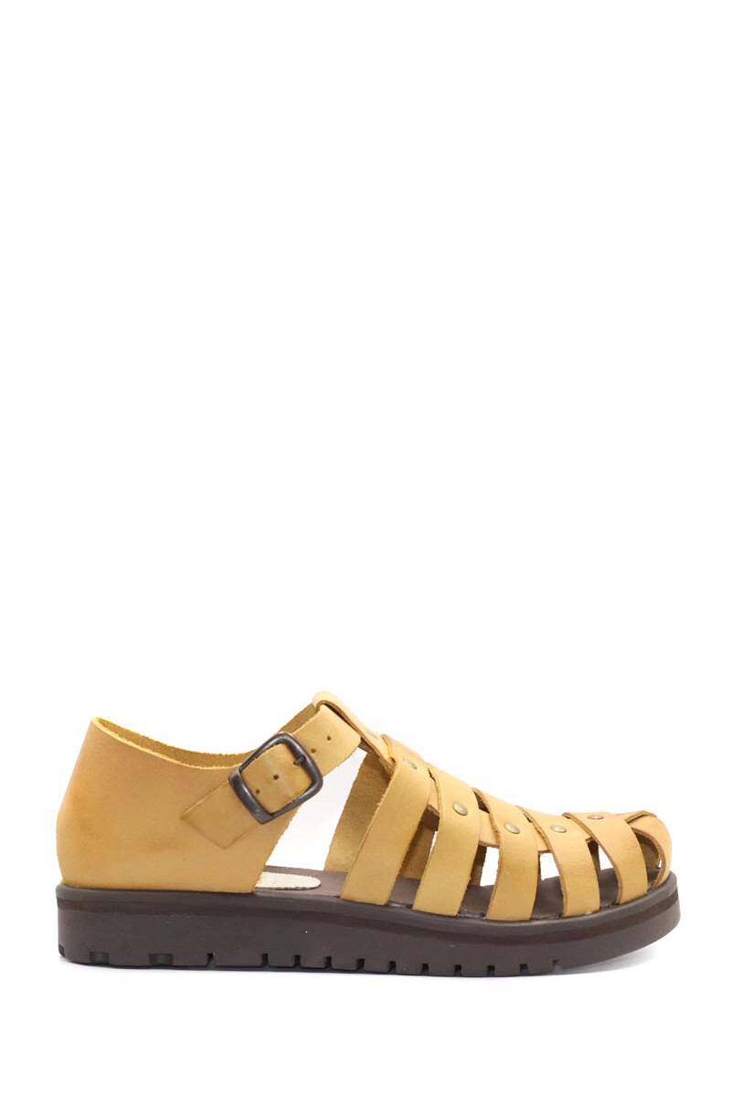 Sandalia Baja Con Aberturas y Tachas Cuero Mostaza