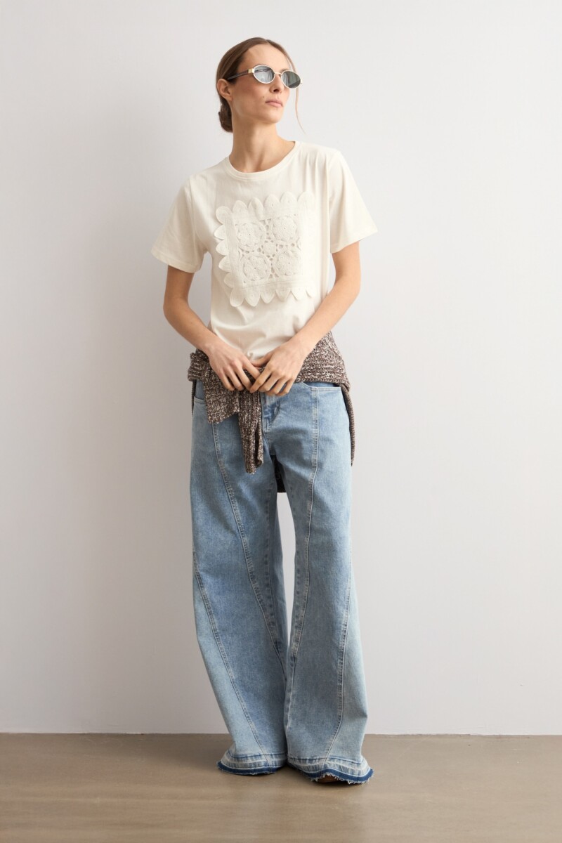 Remera aplique de crochet crudo
