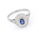 Anillo en platino, zafiro y brillantes. Anillo en platino, zafiro y brillantes.