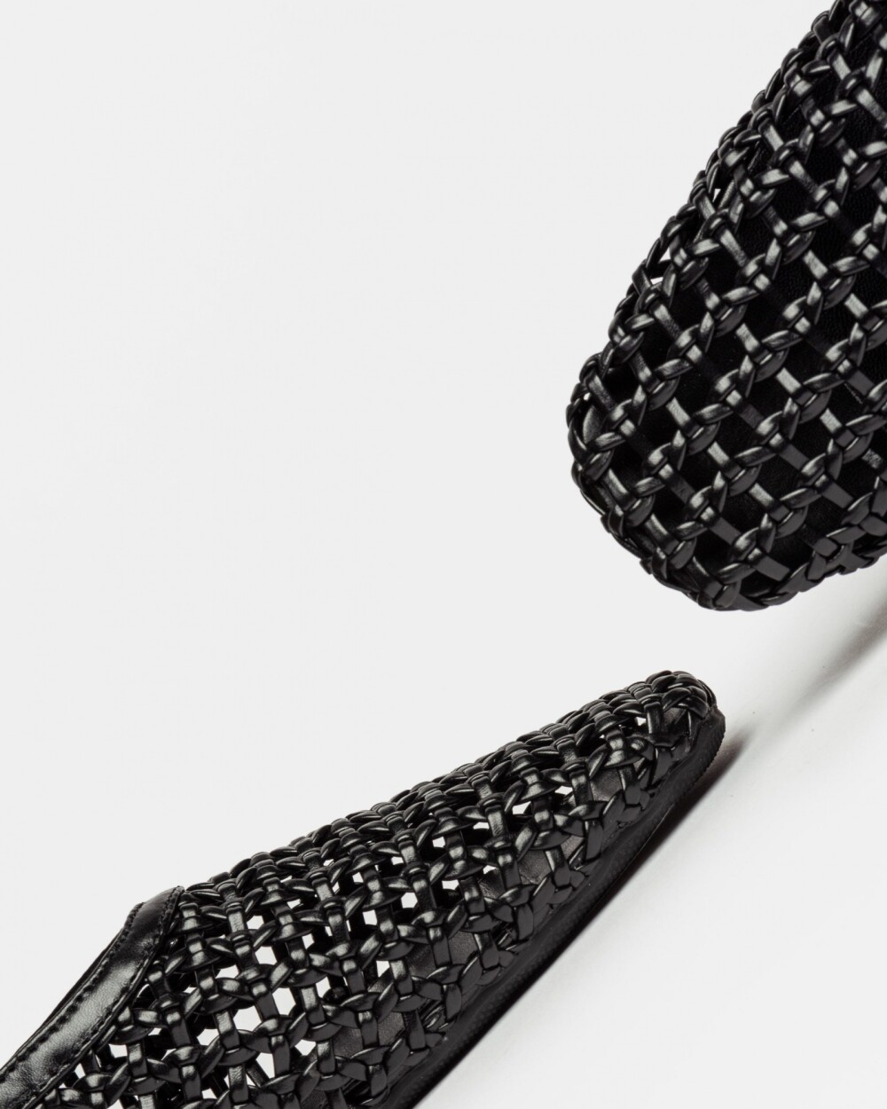 Mule Alina en efecto cuero metalizado Negro