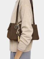 Bolso De Hombro Efecto Piel Con Colgante marron