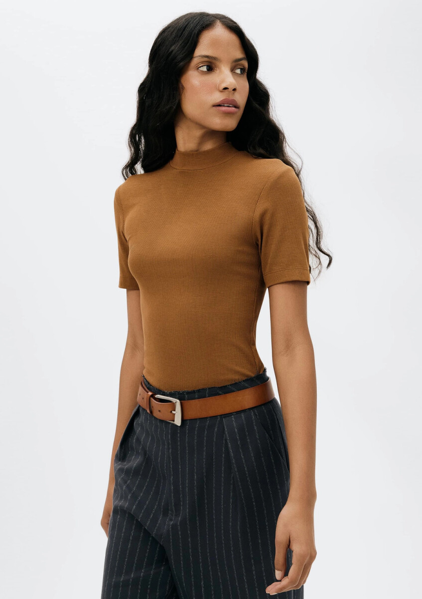 BLUSA MANGA CORTA CON CUELLO EN V - MARRÓN 