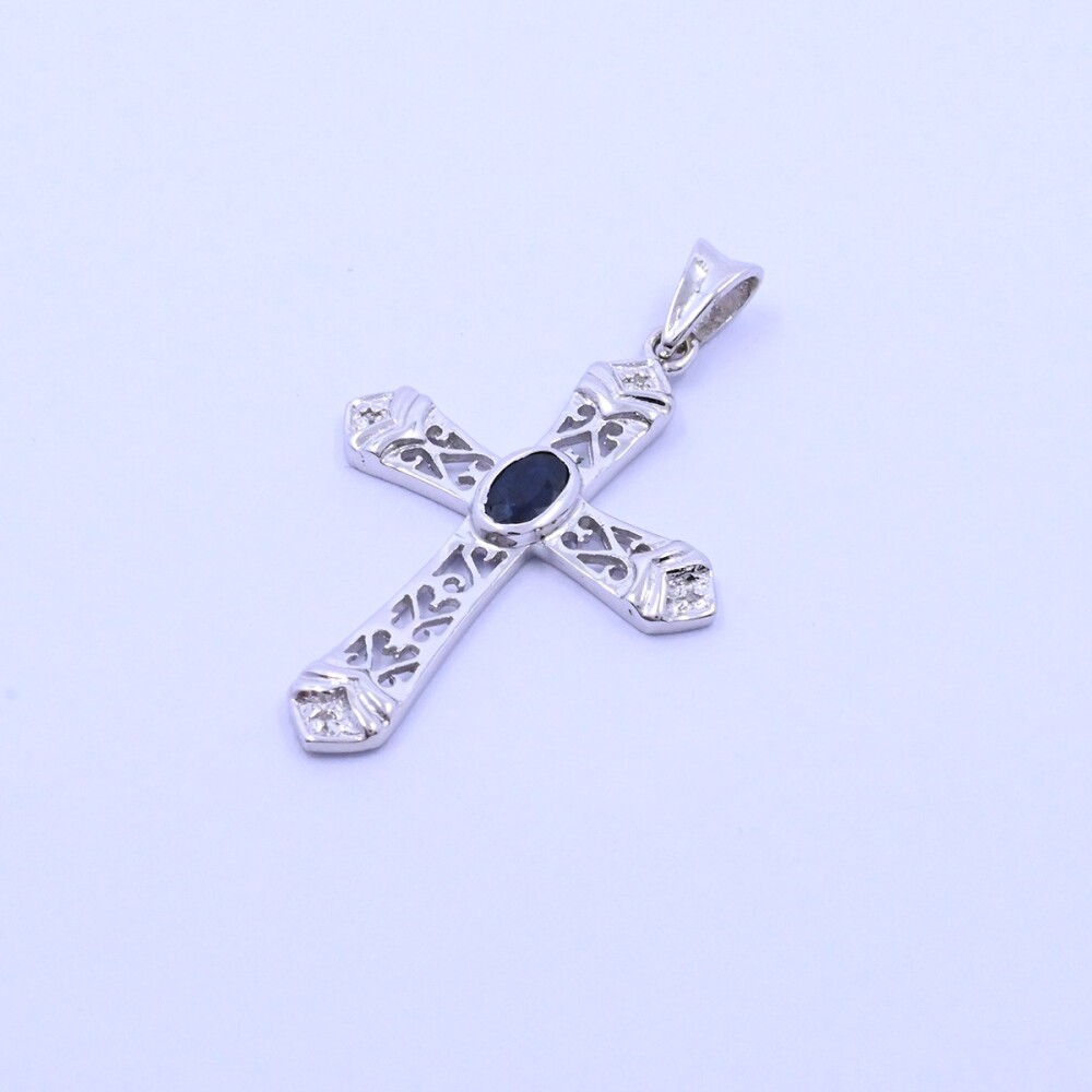 Cruz oro 18k blanco con zafiro oval azul y brillantes. Cruz oro 18k blanco con zafiro oval azul y brillantes.