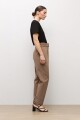 Pantalón sastrero con cinturón topo