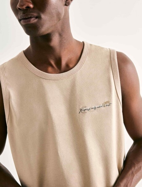 MUSCULOSA CON ESTAMPA BEIGE