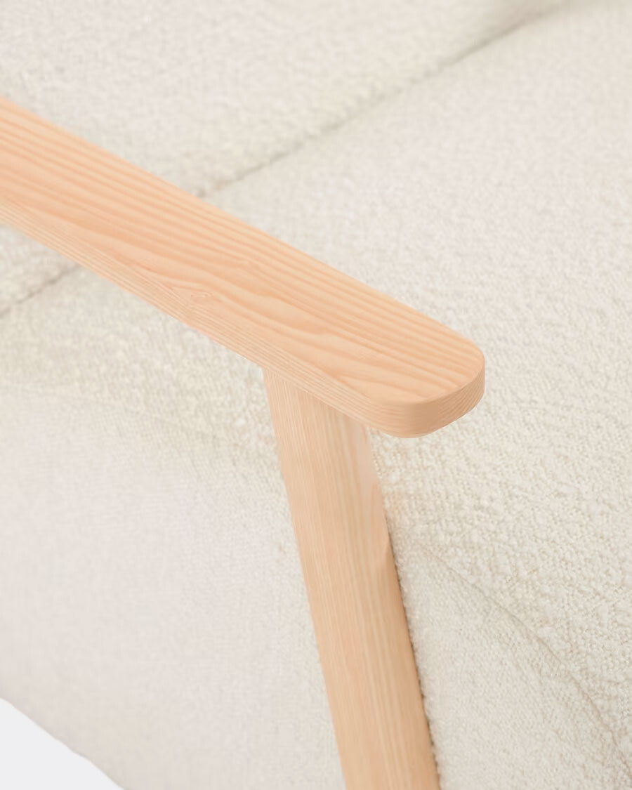 Butaca Meghan de borreguito blanco y patas de madera maciza de fresno con acabado natural