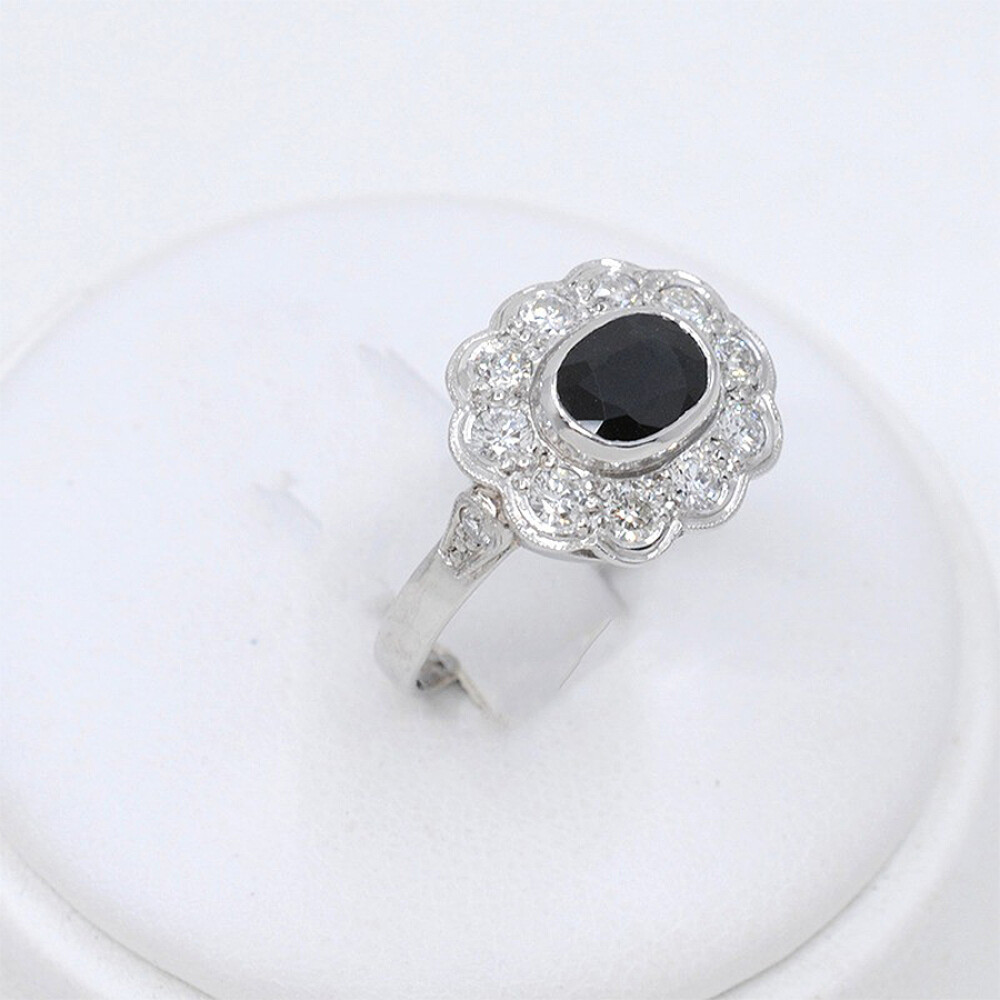 Anillo En Platino, Zafiro Oval Y Brillantes Anillo En Platino, Zafiro Oval Y Brillantes
