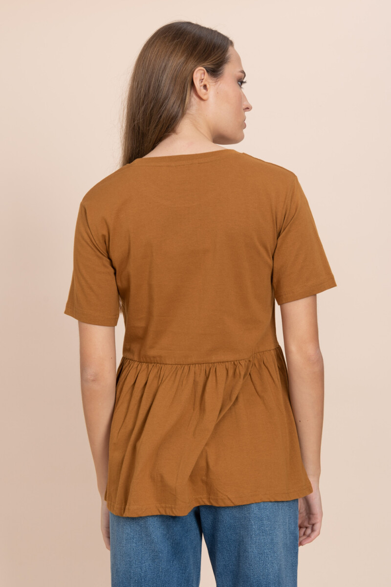 Remera con volado Ocre