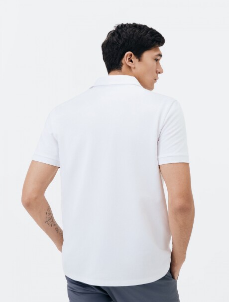 CAMISETA BÁSICA CON CUELLO BLANCO