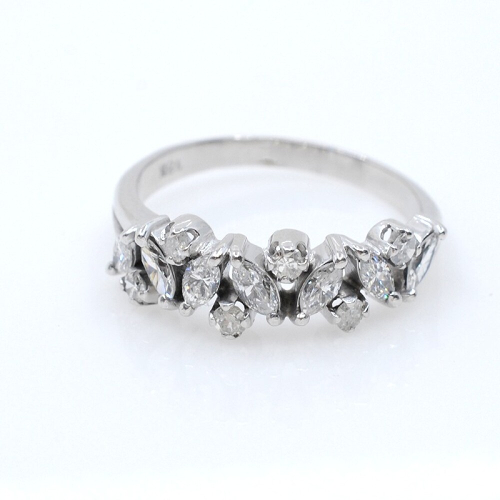 Anillo en oro 18k blanco con hermosos brillantes Anillo en oro 18k blanco con hermosos brillantes