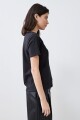 Remera con apliques bordados negro
