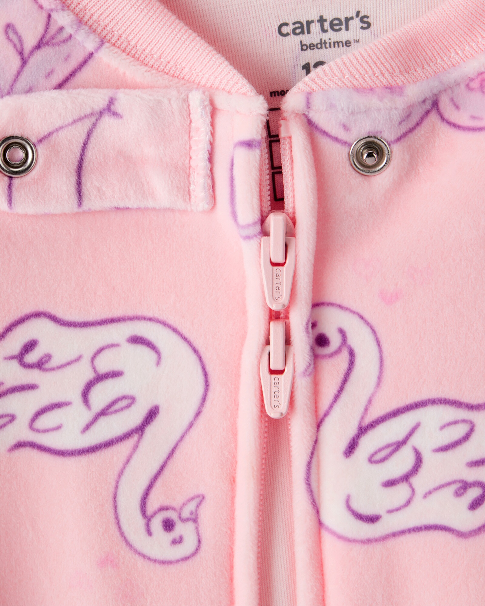 Pijama una pieza de DreamPlush, con pie, rosado, diseño cisnes Sin color