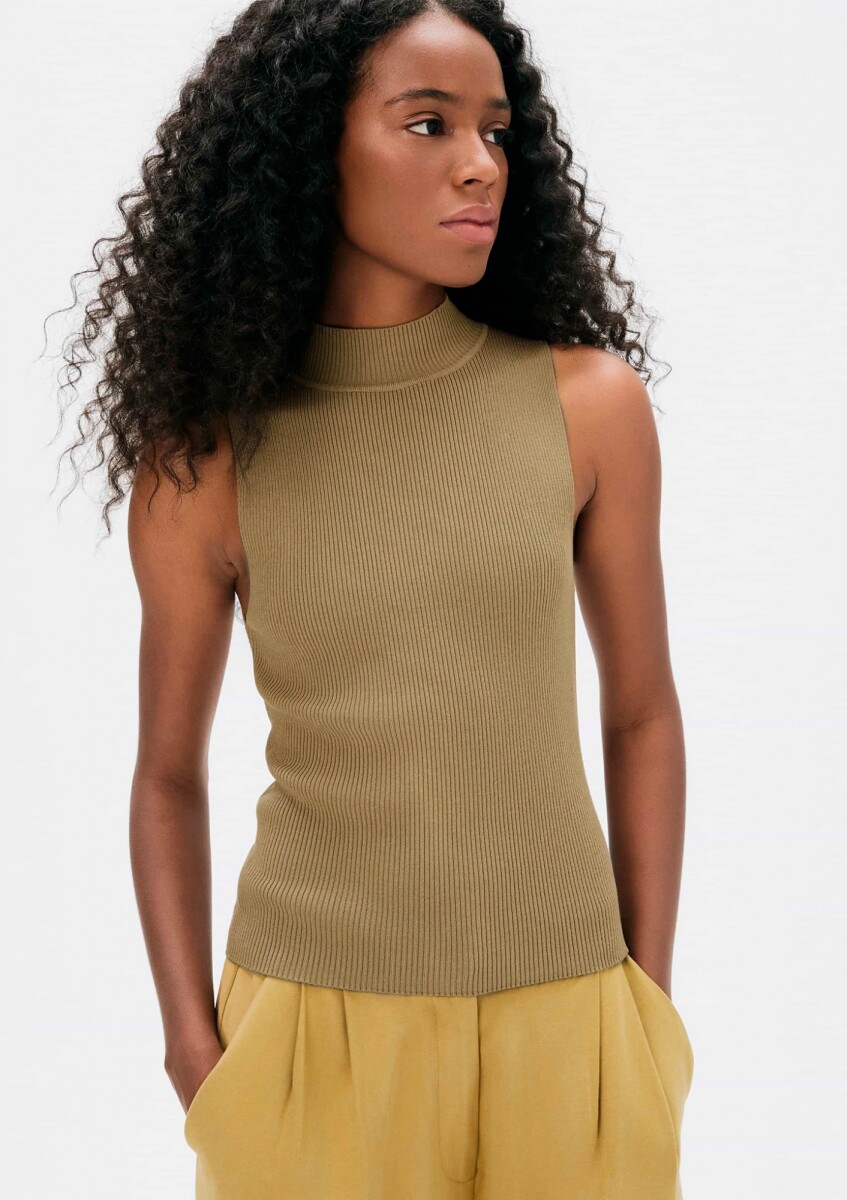MUSCULOSA DE CUELLO ALTO EN PUNTO TEJIDO - VERDE 