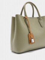 Bolso Tote Con Textura Y Colgante caqui