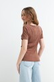 Remera m/c en rib cuello cuadrado TOSTADO