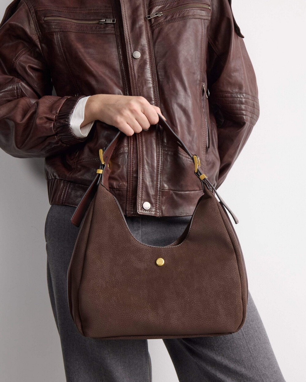 Cartera al hombro Raw en efecto gamuza Marron