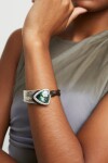 PULSERA RÍGIDA DE ALEACIÓN DE METALES BAÑADA EN PLATA DE LEY CON CUERO Y CRISTAL FACETADO VERDE Pulsera