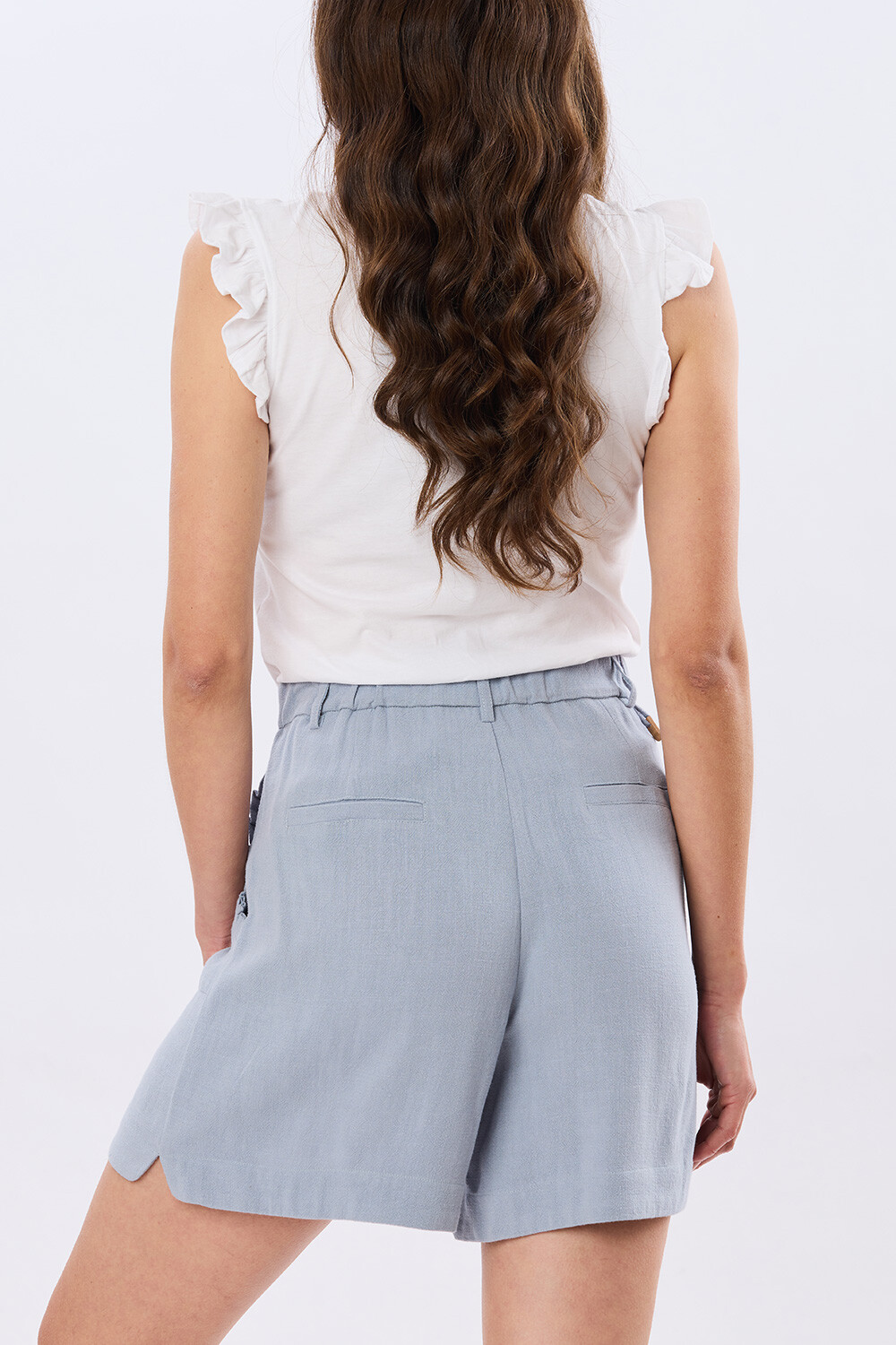SHORT DE LINO CON VOLADO Piedra