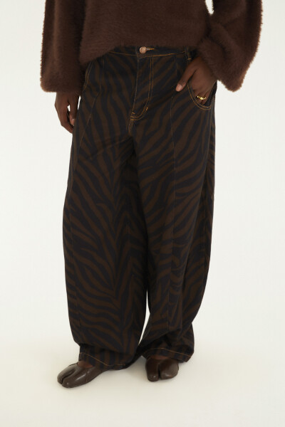 PANTALON DENIM ESTAMPADO Marron