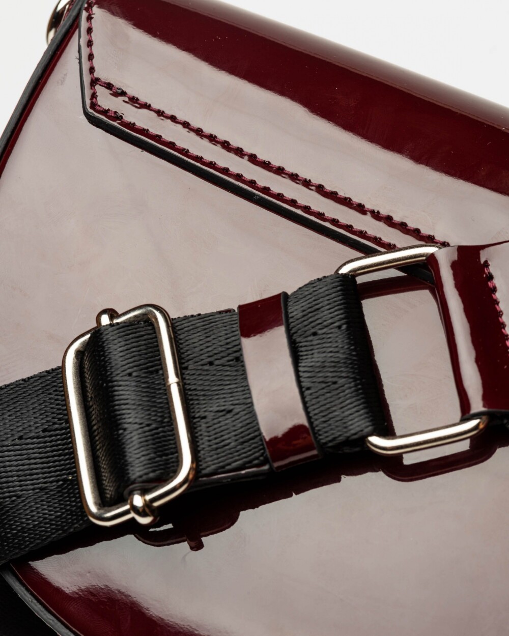 Bandolera The Circle en cuero charol Burgundy Niquel