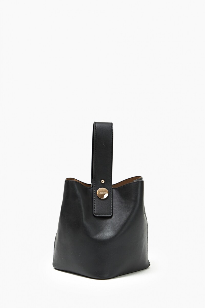 Cartera bucket con detalle metálico negro