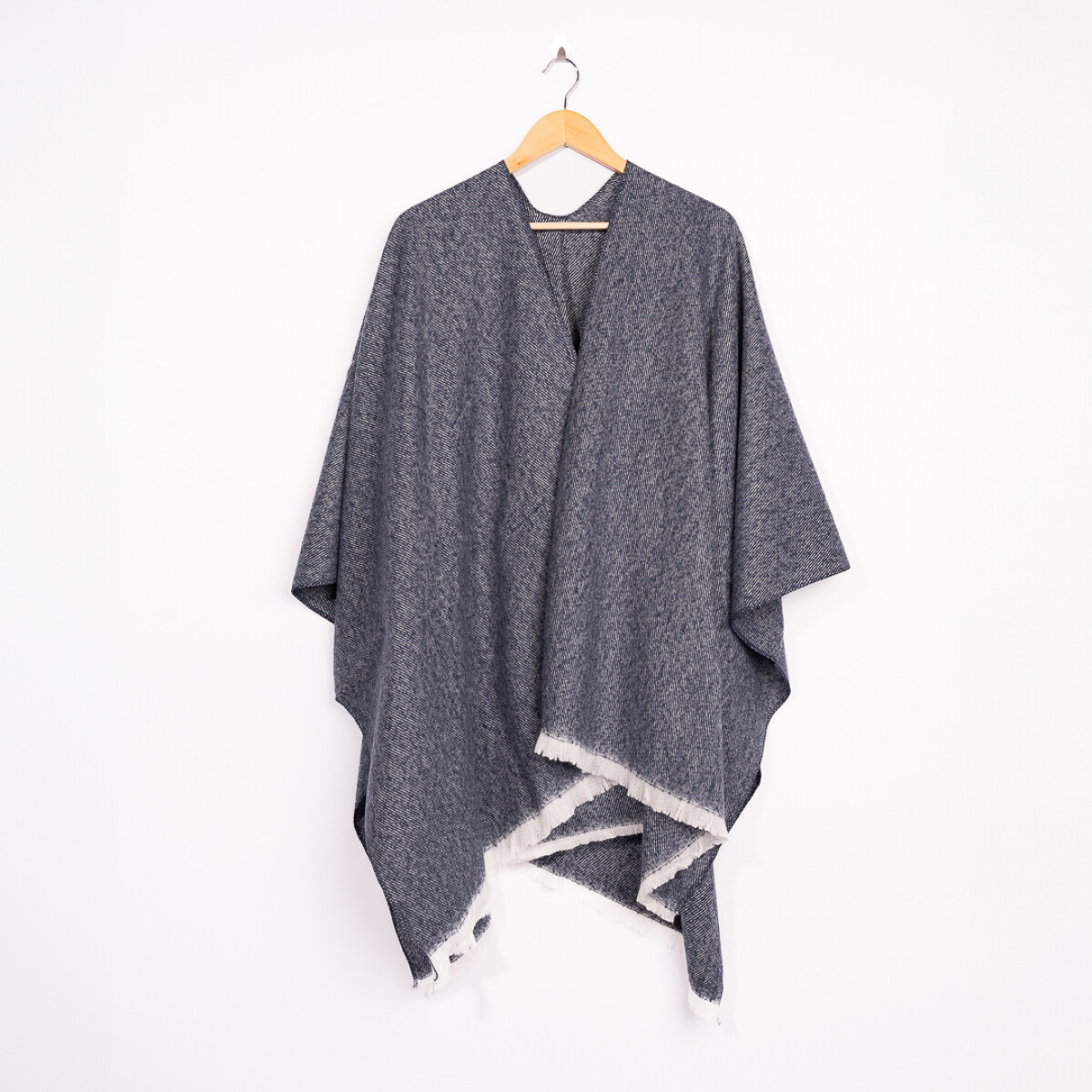 RUANA LIVAN GRIS 