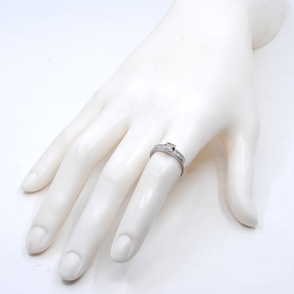 Anillo en oro 18k blanco y brillantes corte princesa Anillo en oro 18k blanco y brillantes corte princesa