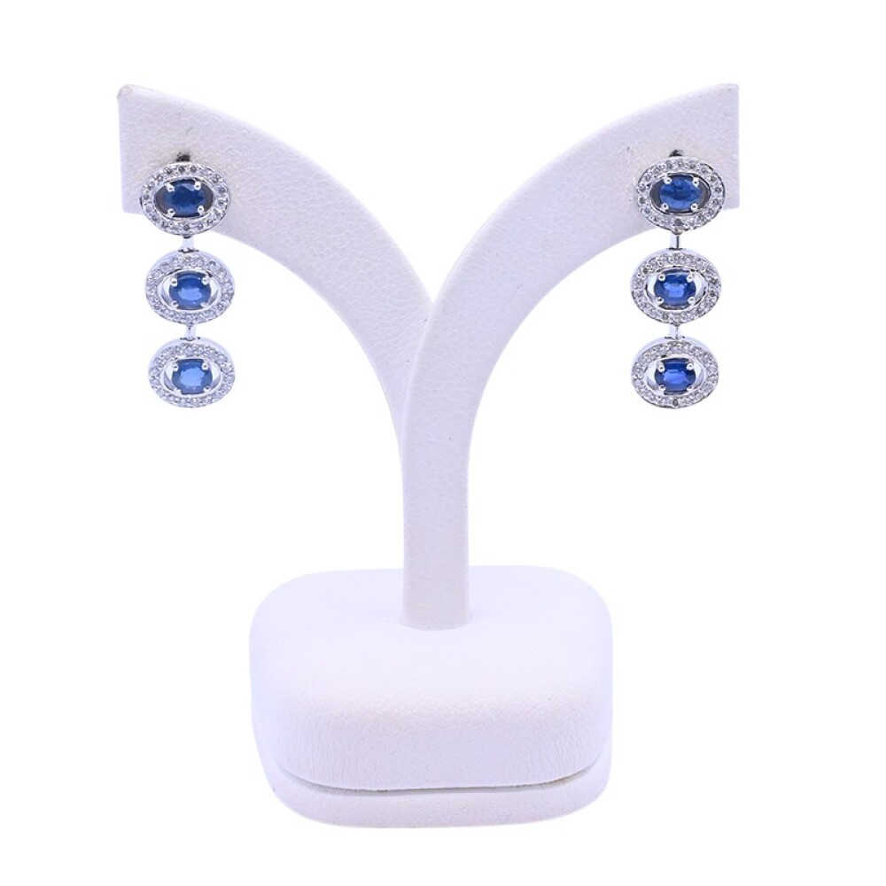 Caravanas oro 18 k blanco con zafiros azules oval y brillantes. Caravanas oro 18 k blanco con zafiros azules oval y brillantes.