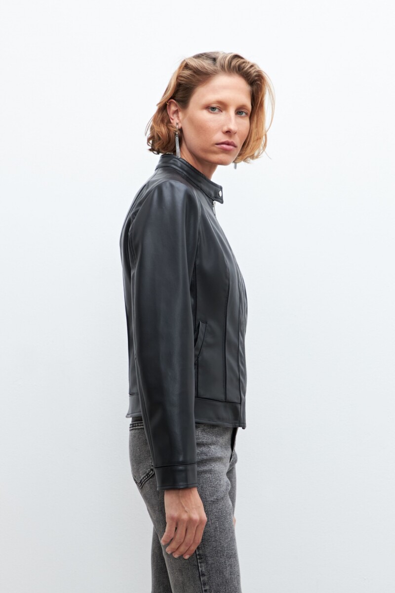 Chaqueta eco cuero con cortes en tul negro