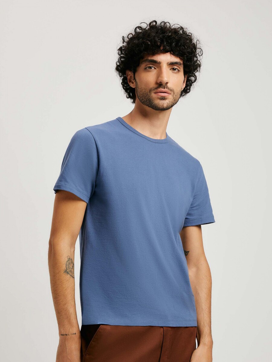 CAMISETA UNISSEX BÁSICA MODELO SLIM - AZUL MARINO 