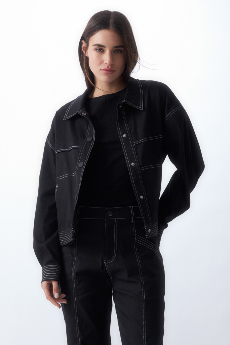 Campera con pespuntes en contraste negro