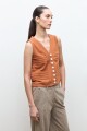 Blusa con alforzas lacre