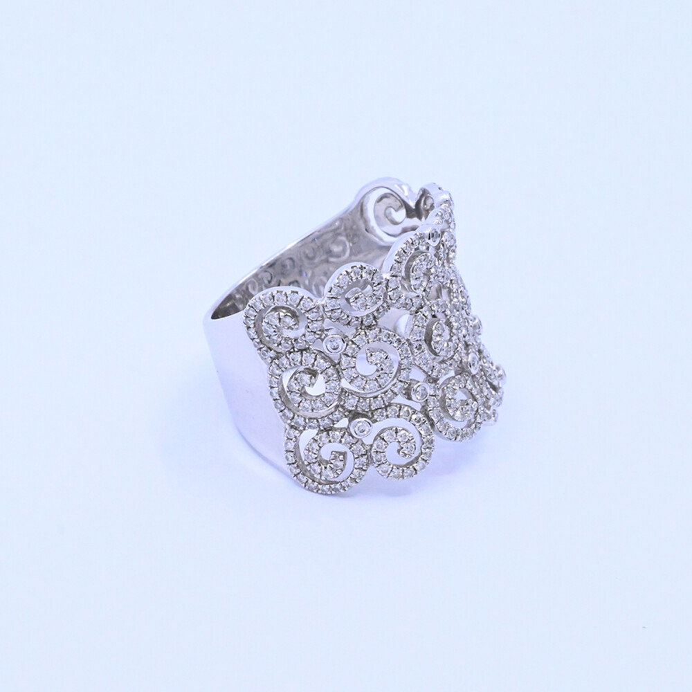 Anillo oro 14k blanco con brillantes calado ancho. Anillo oro 14k blanco con brillantes calado ancho.