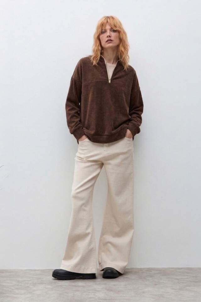 Sweater acanalado con cierre chocolate