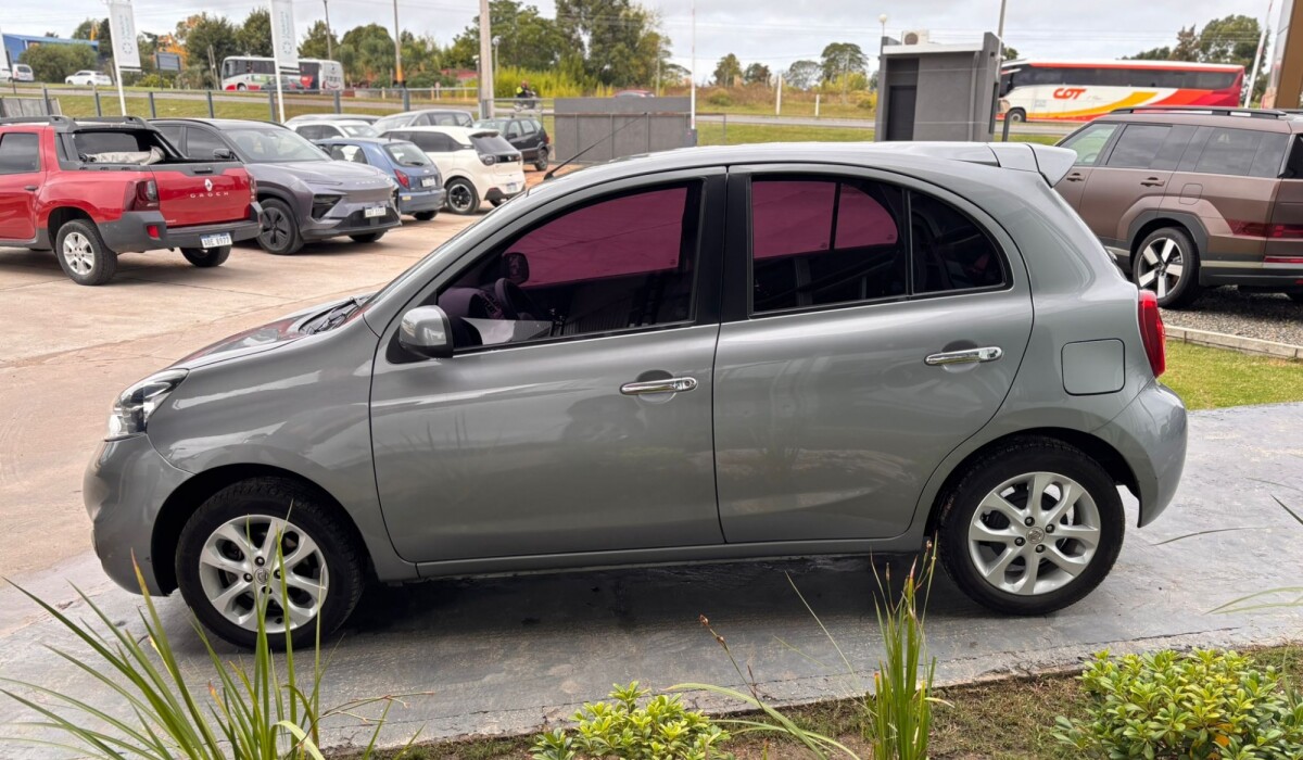 Nissan March Extra Full - 2014 Nissan March Extra Full - 2014