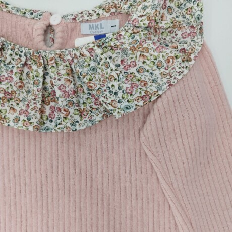 Remera lanilla cuello floreado Remera lanilla cuello floreado