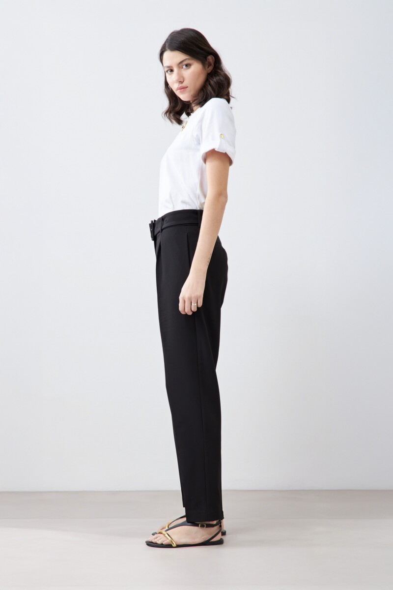 Pantalón sastrero con pinzas y cinturón negro