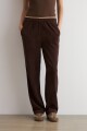 Jogger acanalado con vivo chocolate