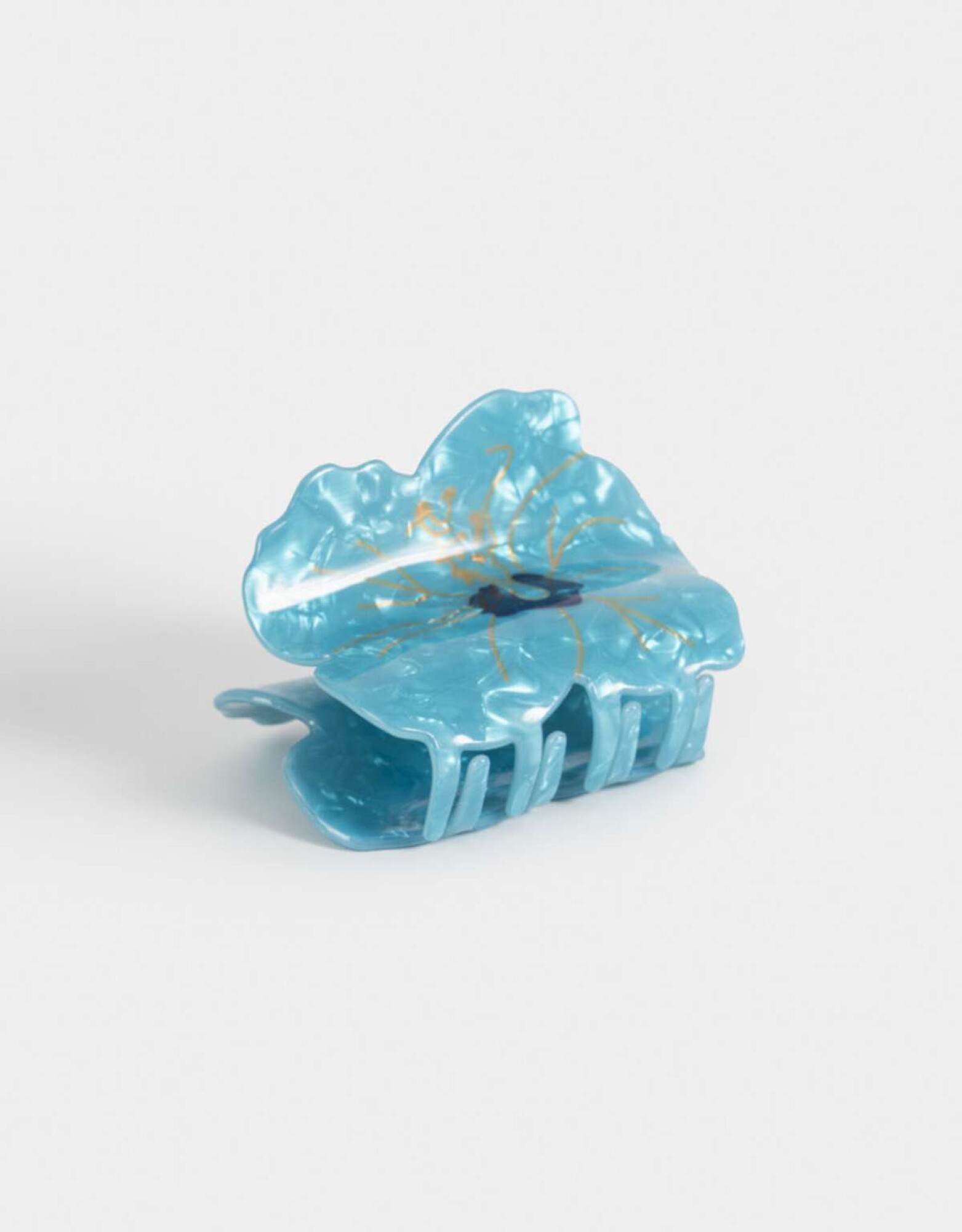 Un Broche De Flor De Lis Azul Y Dorado Sobre Un Fondo Blanco | Imagen