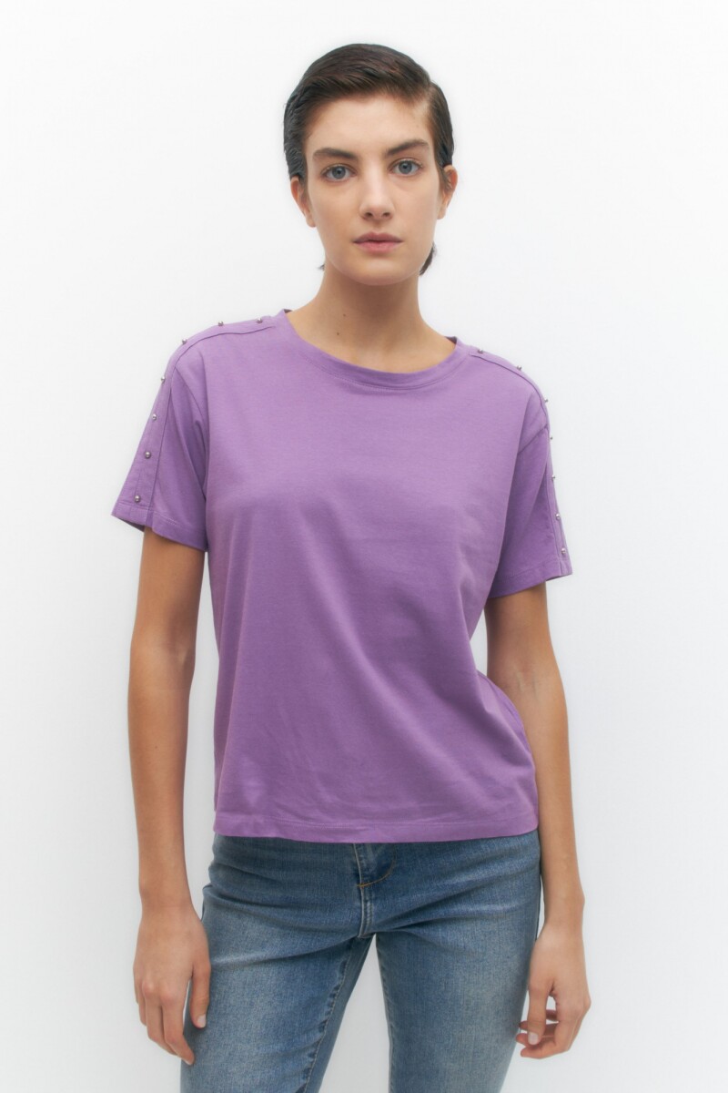 Remera escote a la base con tachas en hombros violeta