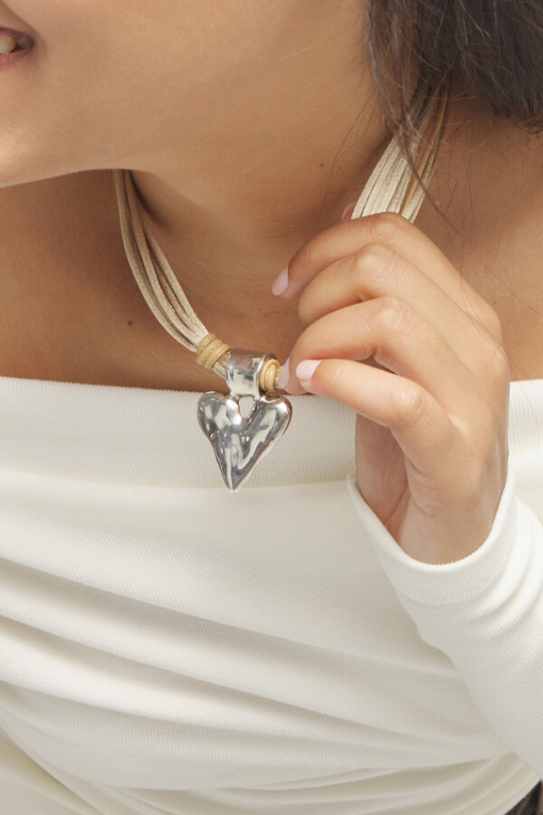 COLLAR MEZCLA DE HILO DE SEDA CON CUERO BEIGE Y DETALLE DE CORAZÓN BAÑADO EN PLATA DE LEY Colgante