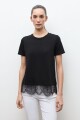 Remera oversized con encaje negro